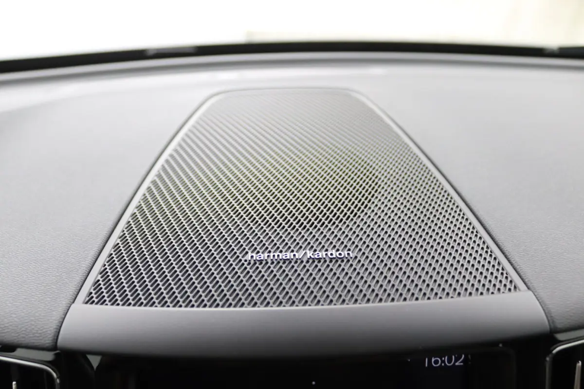 Recharge T8 AWD R-Design | Luchtvering | SoH 87% || Harman/Kardon | Trekhaak | Panoramadak | 360 Camera | Keyless | Adaptive LED | Adaptive Cruise | BLIS