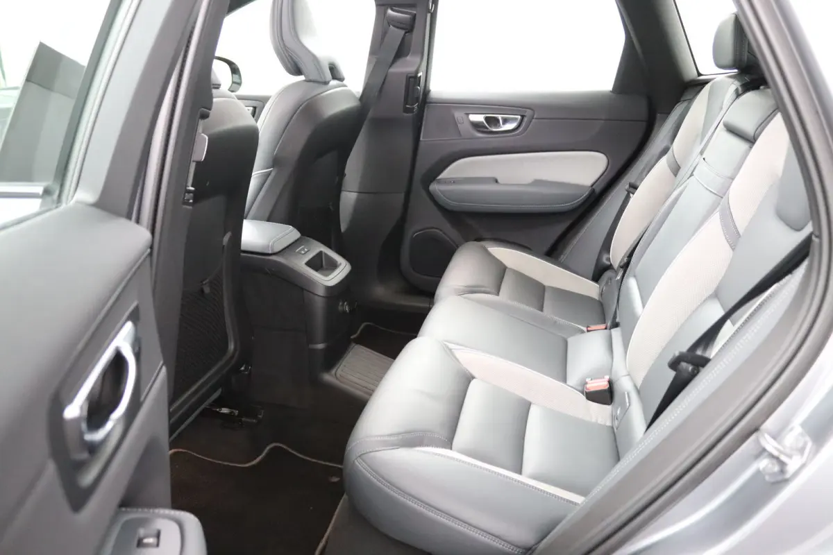 Recharge T8 AWD R-Design | Luchtvering | SoH 87% || Harman/Kardon | Trekhaak | Panoramadak | 360 Camera | Keyless | Adaptive LED | Adaptive Cruise | BLIS