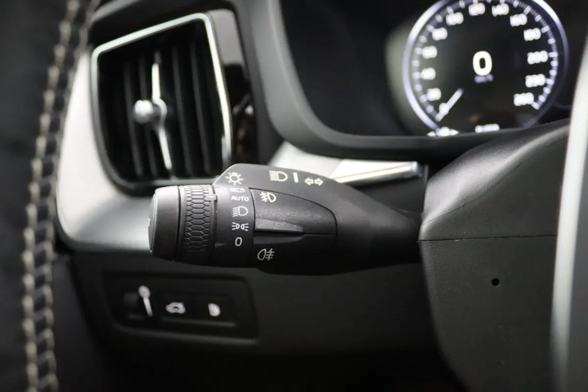 Recharge T8 AWD R-Design | Luchtvering | SoH 87% || Harman/Kardon | Trekhaak | Panoramadak | 360 Camera | Keyless | Adaptive LED | Adaptive Cruise | BLIS