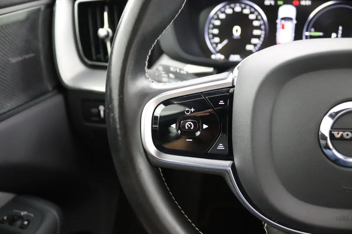 Recharge T8 AWD R-Design | Luchtvering | SoH 87% || Harman/Kardon | Trekhaak | Panoramadak | 360 Camera | Keyless | Adaptive LED | Adaptive Cruise | BLIS