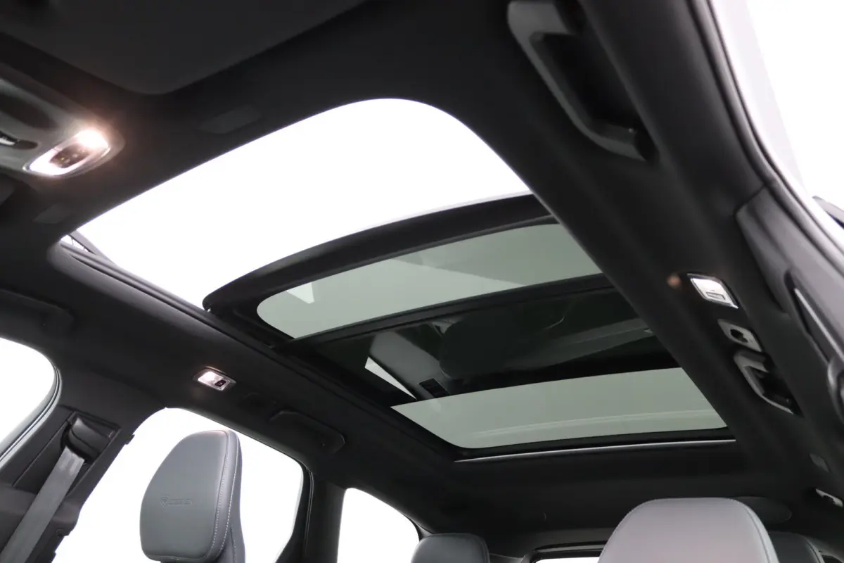 Recharge T8 AWD R-Design | Luchtvering | SoH 87% || Harman/Kardon | Trekhaak | Panoramadak | 360 Camera | Keyless | Adaptive LED | Adaptive Cruise | BLIS