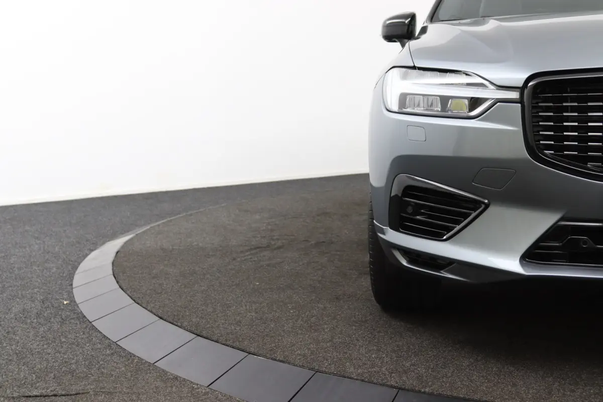 Recharge T8 AWD R-Design | Luchtvering | SoH 87% || Harman/Kardon | Trekhaak | Panoramadak | 360 Camera | Keyless | Adaptive LED | Adaptive Cruise | BLIS