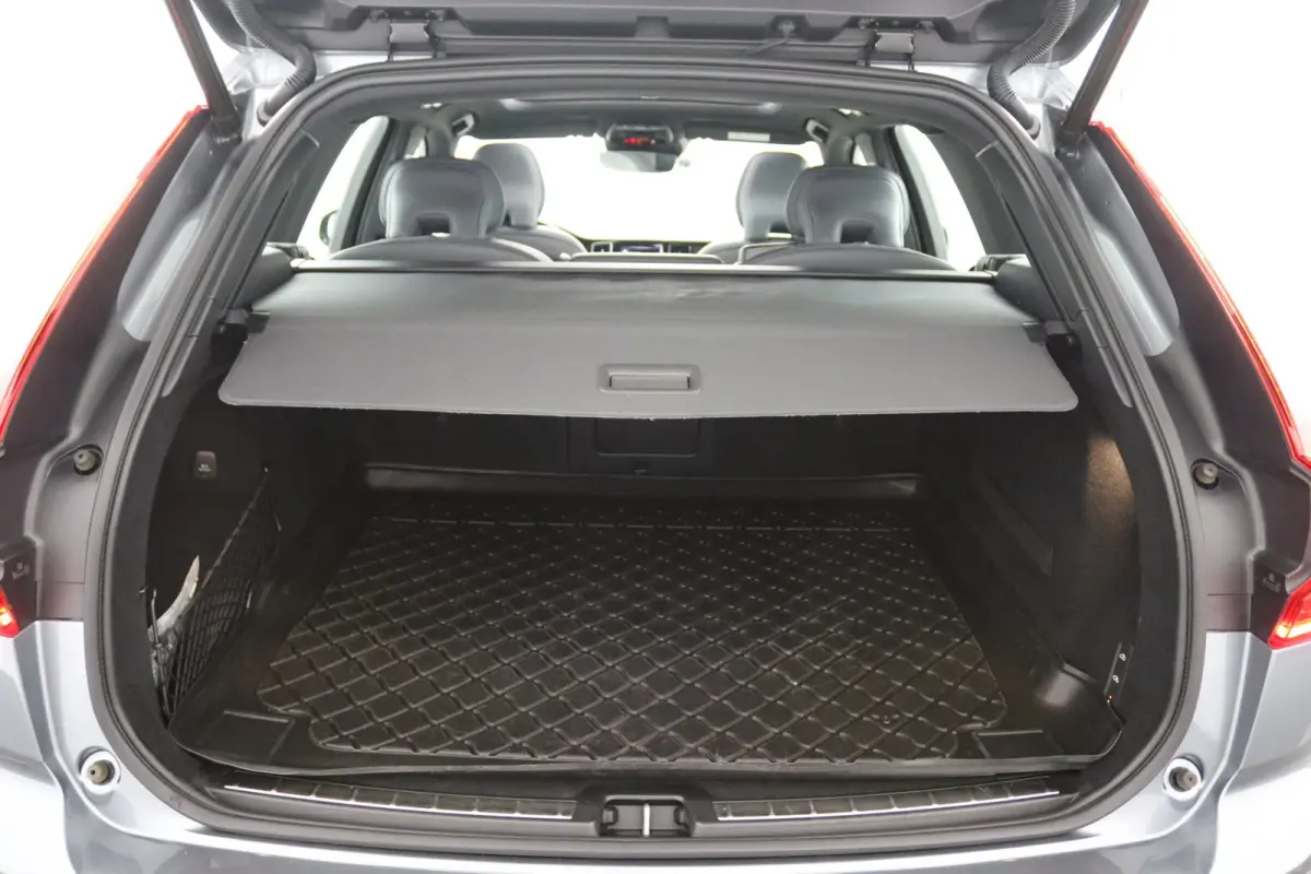 Recharge T8 AWD R-Design | Luchtvering | SoH 87% || Harman/Kardon | Trekhaak | Panoramadak | 360 Camera | Keyless | Adaptive LED | Adaptive Cruise | BLIS