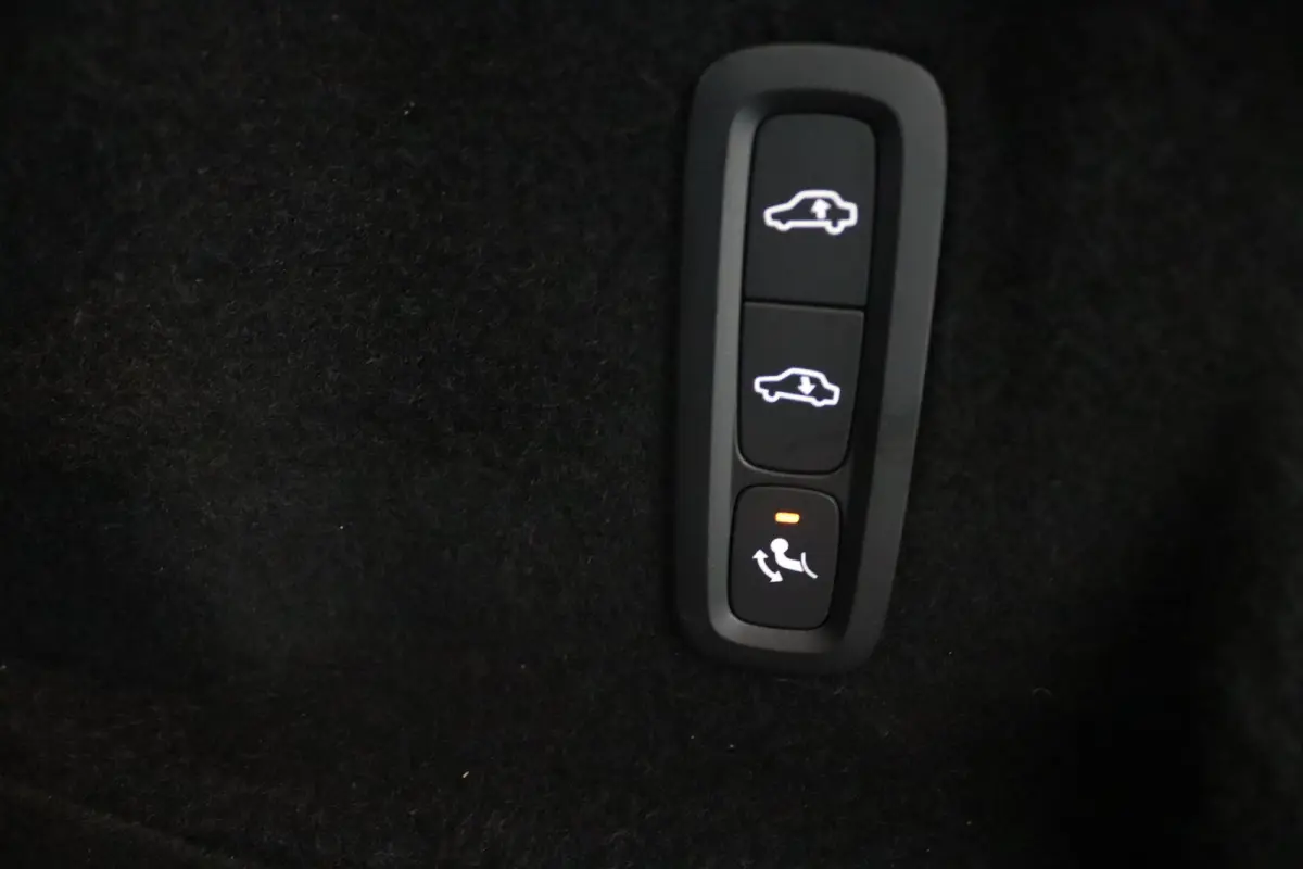 Recharge T8 AWD R-Design | Luchtvering | SoH 87% || Harman/Kardon | Trekhaak | Panoramadak | 360 Camera | Keyless | Adaptive LED | Adaptive Cruise | BLIS
