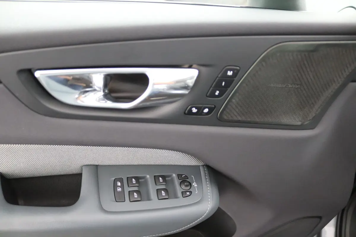 Recharge T8 AWD R-Design | Luchtvering | SoH 87% || Harman/Kardon | Trekhaak | Panoramadak | 360 Camera | Keyless | Adaptive LED | Adaptive Cruise | BLIS
