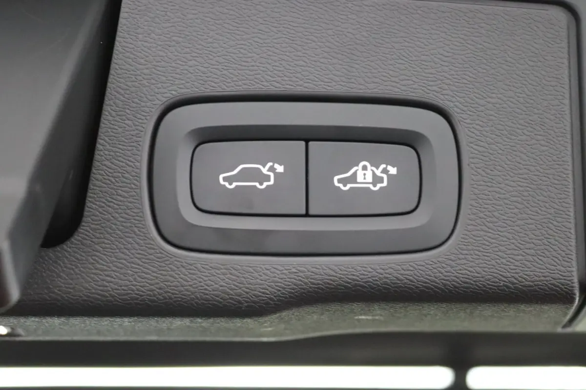 Recharge T8 AWD R-Design | Luchtvering | SoH 87% || Harman/Kardon | Trekhaak | Panoramadak | 360 Camera | Keyless | Adaptive LED | Adaptive Cruise | BLIS
