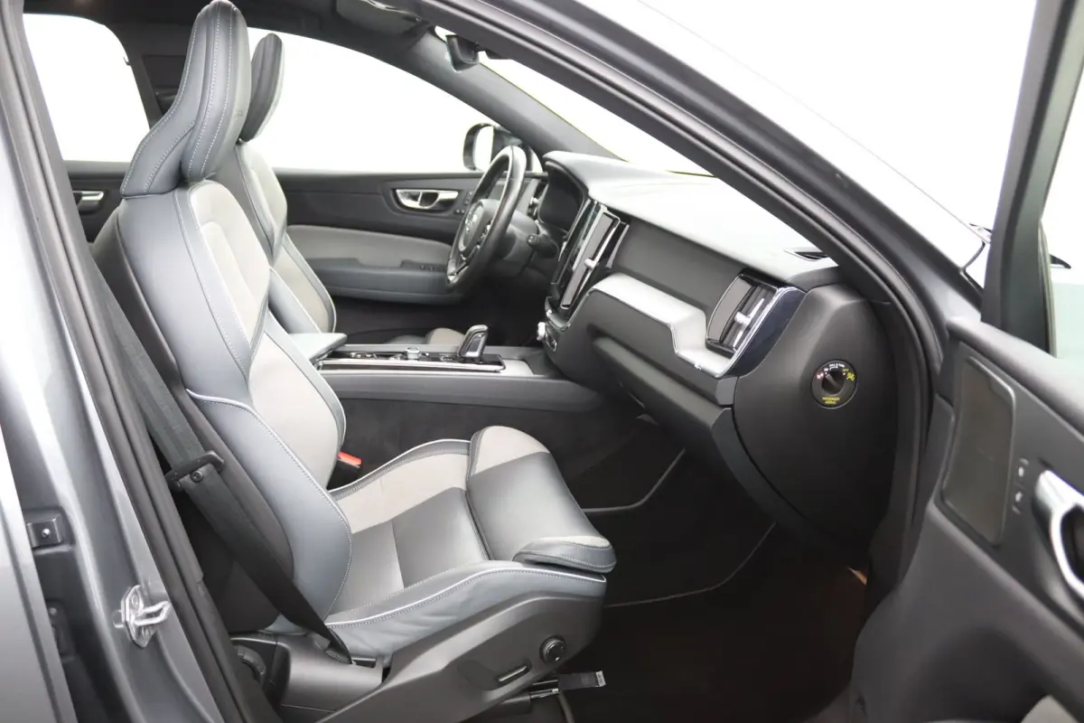Recharge T8 AWD R-Design | Luchtvering | SoH 87% || Harman/Kardon | Trekhaak | Panoramadak | 360 Camera | Keyless | Adaptive LED | Adaptive Cruise | BLIS