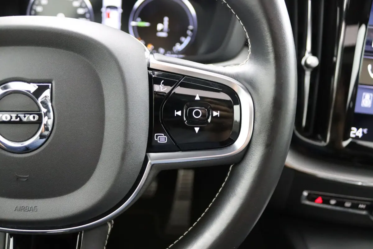 Recharge T8 AWD R-Design | Luchtvering | SoH 87% || Harman/Kardon | Trekhaak | Panoramadak | 360 Camera | Keyless | Adaptive LED | Adaptive Cruise | BLIS