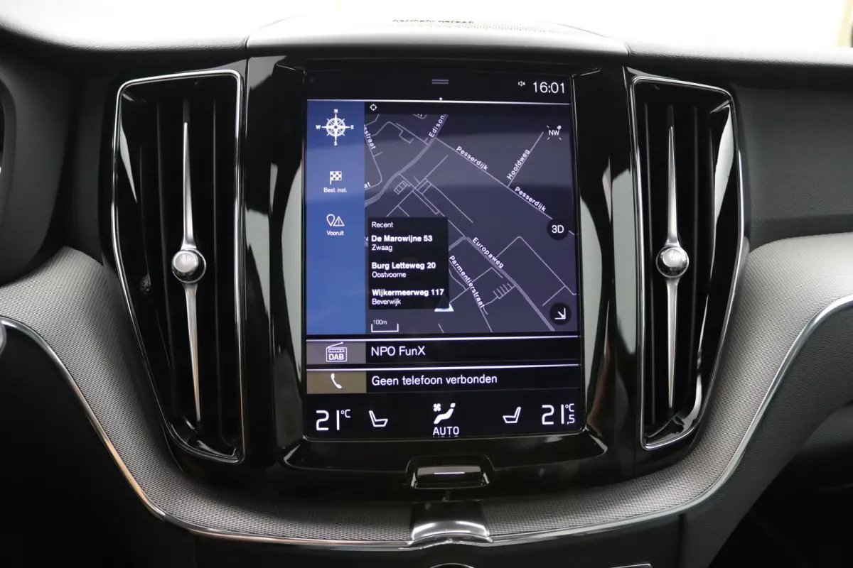 Recharge T8 AWD R-Design | Luchtvering | SoH 87% || Harman/Kardon | Trekhaak | Panoramadak | 360 Camera | Keyless | Adaptive LED | Adaptive Cruise | BLIS