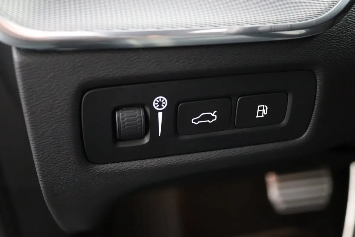 Recharge T8 AWD R-Design | Luchtvering | SoH 87% || Harman/Kardon | Trekhaak | Panoramadak | 360 Camera | Keyless | Adaptive LED | Adaptive Cruise | BLIS