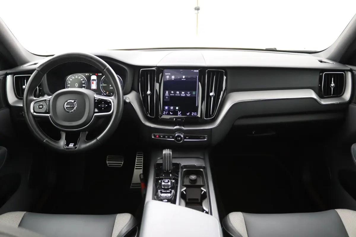 Recharge T8 AWD R-Design | Luchtvering | SoH 87% || Harman/Kardon | Trekhaak | Panoramadak | 360 Camera | Keyless | Adaptive LED | Adaptive Cruise | BLIS