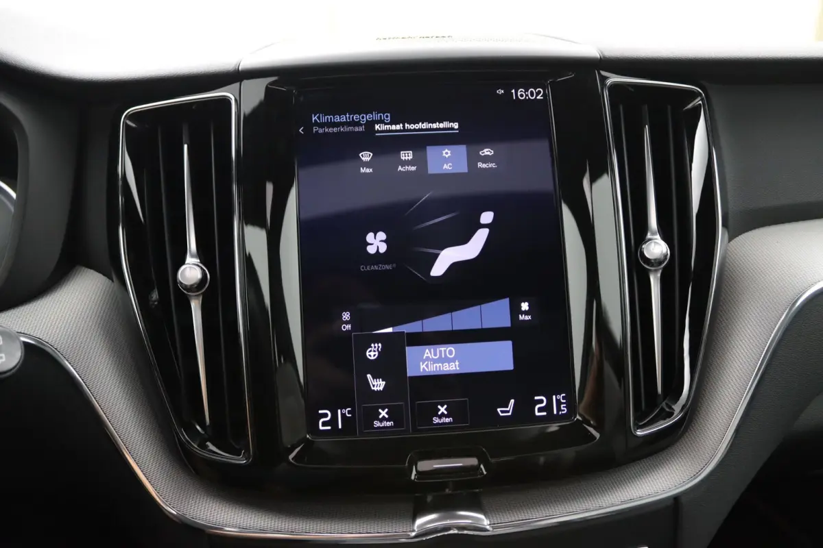 Recharge T8 AWD R-Design | Luchtvering | SoH 87% || Harman/Kardon | Trekhaak | Panoramadak | 360 Camera | Keyless | Adaptive LED | Adaptive Cruise | BLIS