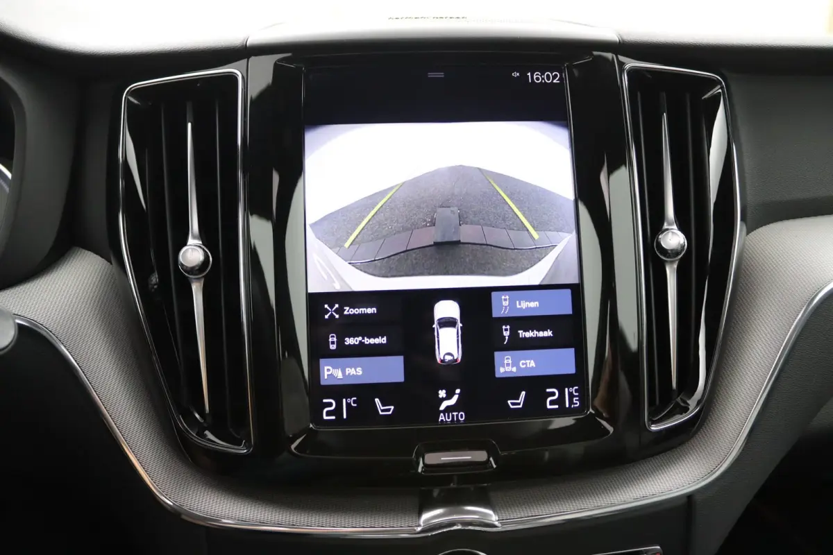 Recharge T8 AWD R-Design | Luchtvering | SoH 87% || Harman/Kardon | Trekhaak | Panoramadak | 360 Camera | Keyless | Adaptive LED | Adaptive Cruise | BLIS