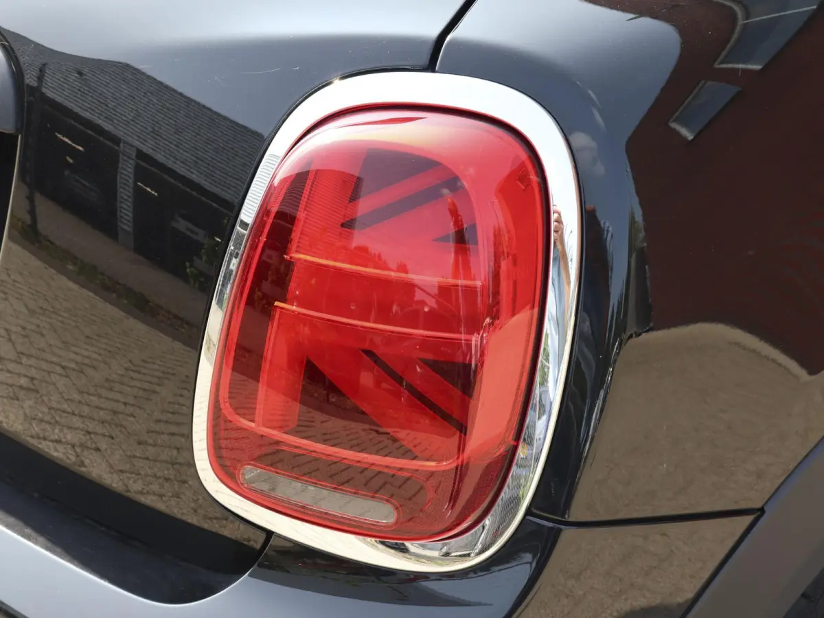 One 1.5 5-DRS Automaat Business Edition Navigatie PDC Cruise Control Airco 17" Lichtmetalen velgen 5-Deurs