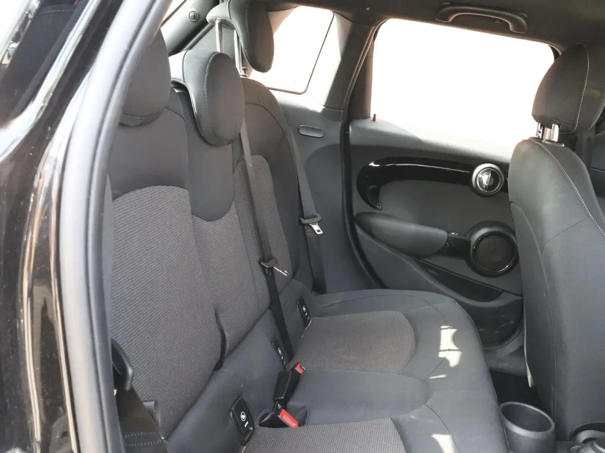 One 1.5 5-DRS Automaat Business Edition Navigatie PDC Cruise Control Airco 17" Lichtmetalen velgen 5-Deurs