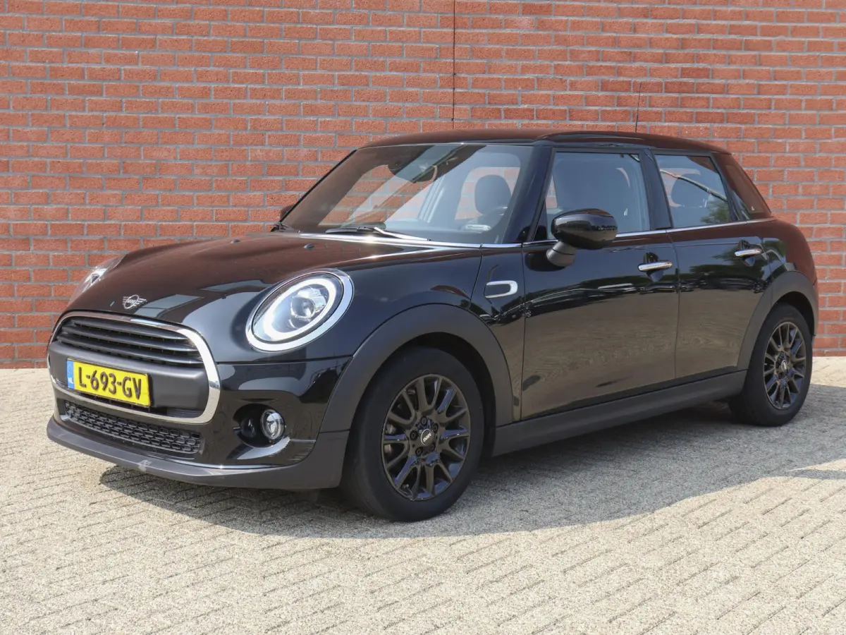 One 1.5 5-DRS Automaat Business Edition Navigatie PDC Cruise Control Airco 17" Lichtmetalen velgen 5-Deurs