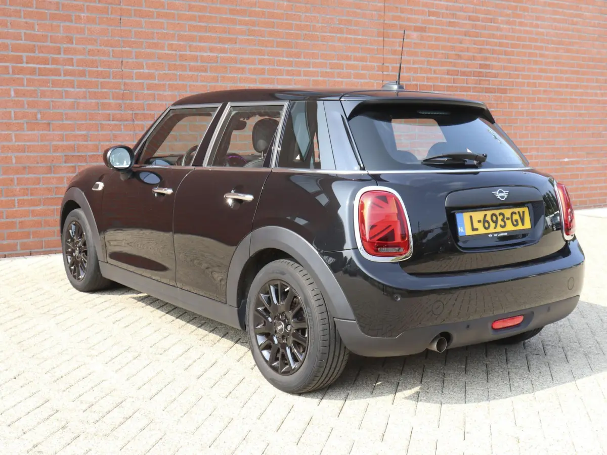 One 1.5 5-DRS Automaat Business Edition Navigatie PDC Cruise Control Airco 17" Lichtmetalen velgen 5-Deurs