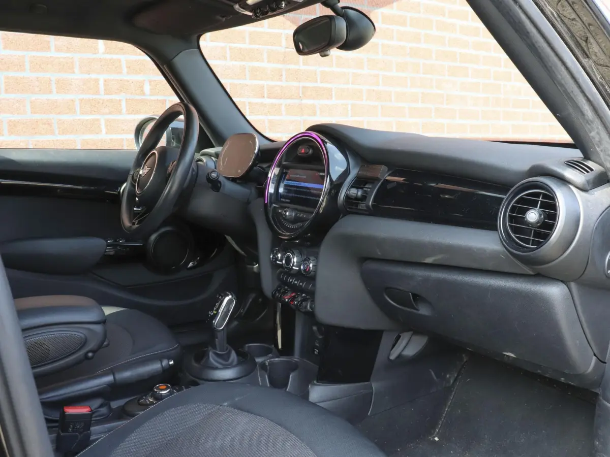 One 1.5 5-DRS Automaat Business Edition Navigatie PDC Cruise Control Airco 17" Lichtmetalen velgen 5-Deurs