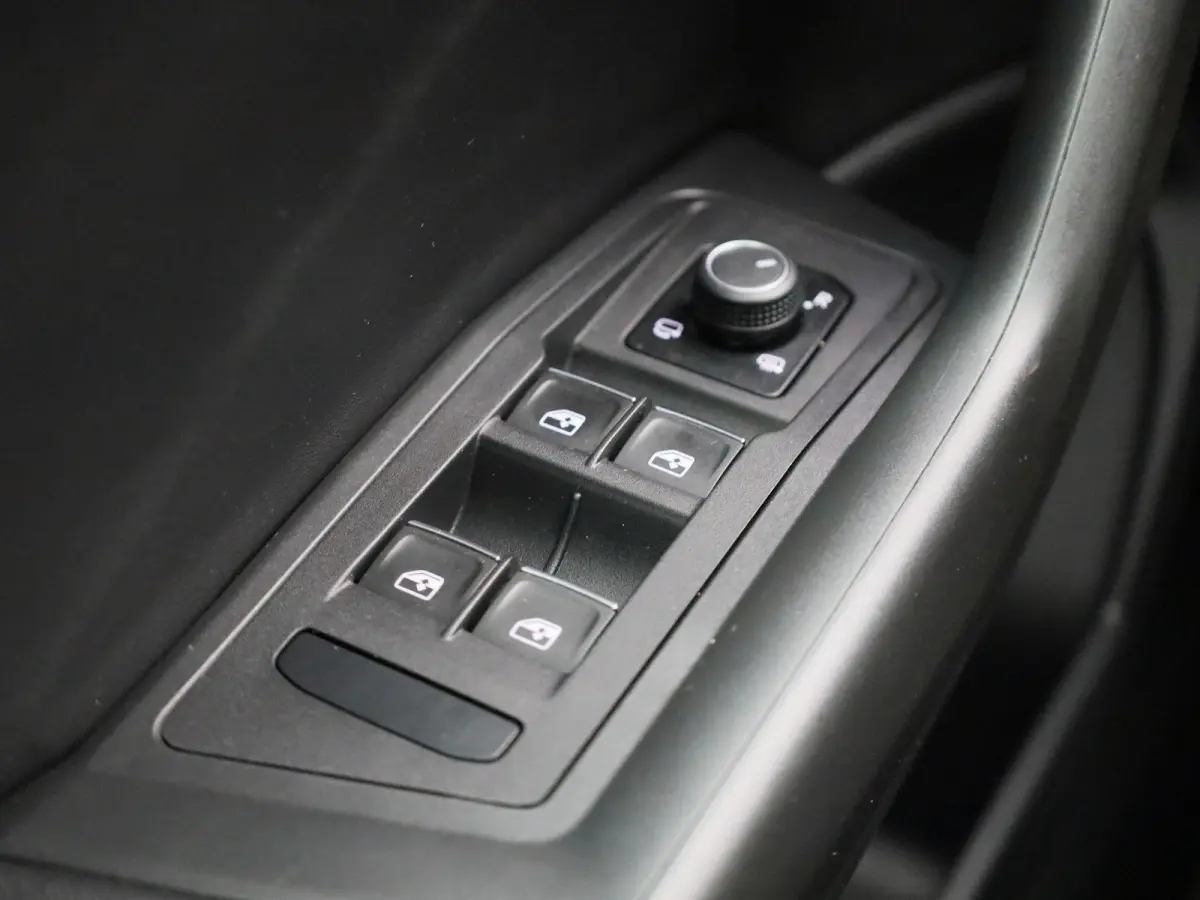 1.5 TSI R-Line | Automaat | BEATS Audio | Stoelverwarming | Apple Carplay / Android Auto | Navigatie | Virtual Cockpit | Adaptieve Cruise Control | Climate Control | Lichtmetalen Velgen |