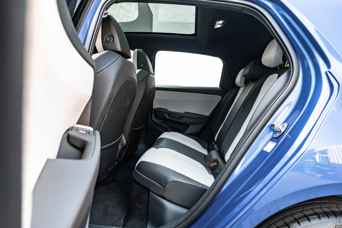 Style First Edition | Airconditioning automatisch, 2-zone (Climatronic) | Automatische afstandsregeling (Adaptive Cruise Control) | Diefstalalarm