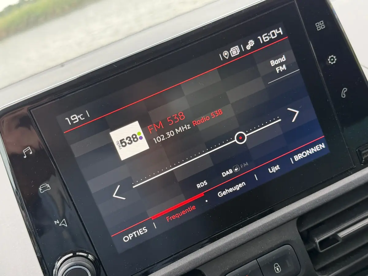 1.2 PureTech Feel Pack - Gris Platinium - Navigatie/Carplay/Clima/Cruise