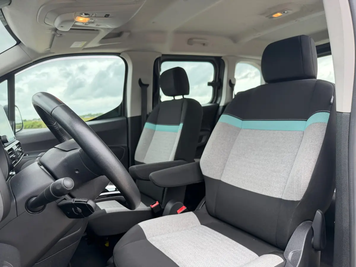 1.2 PureTech Feel Pack - Gris Platinium - Navigatie/Carplay/Clima/Cruise
