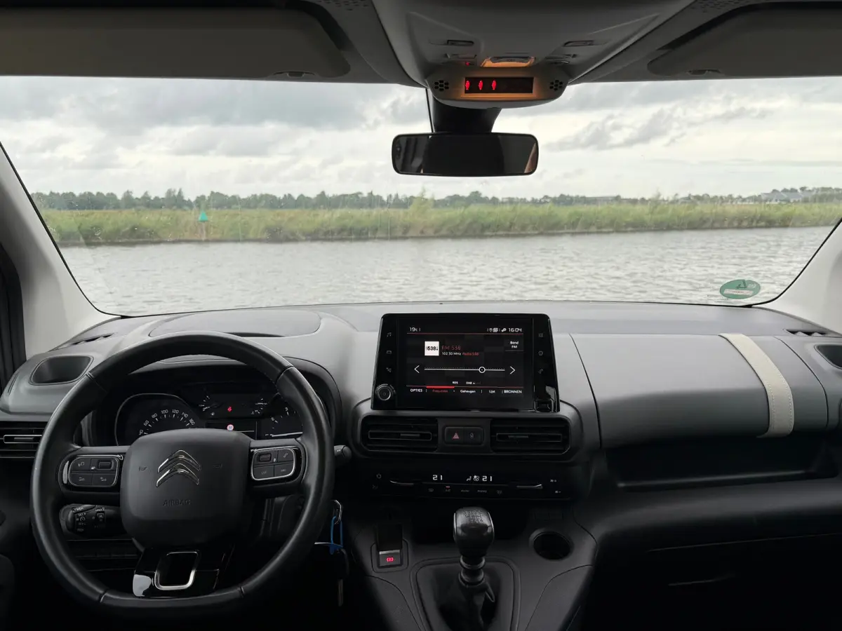 1.2 PureTech Feel Pack - Gris Platinium - Navigatie/Carplay/Clima/Cruise