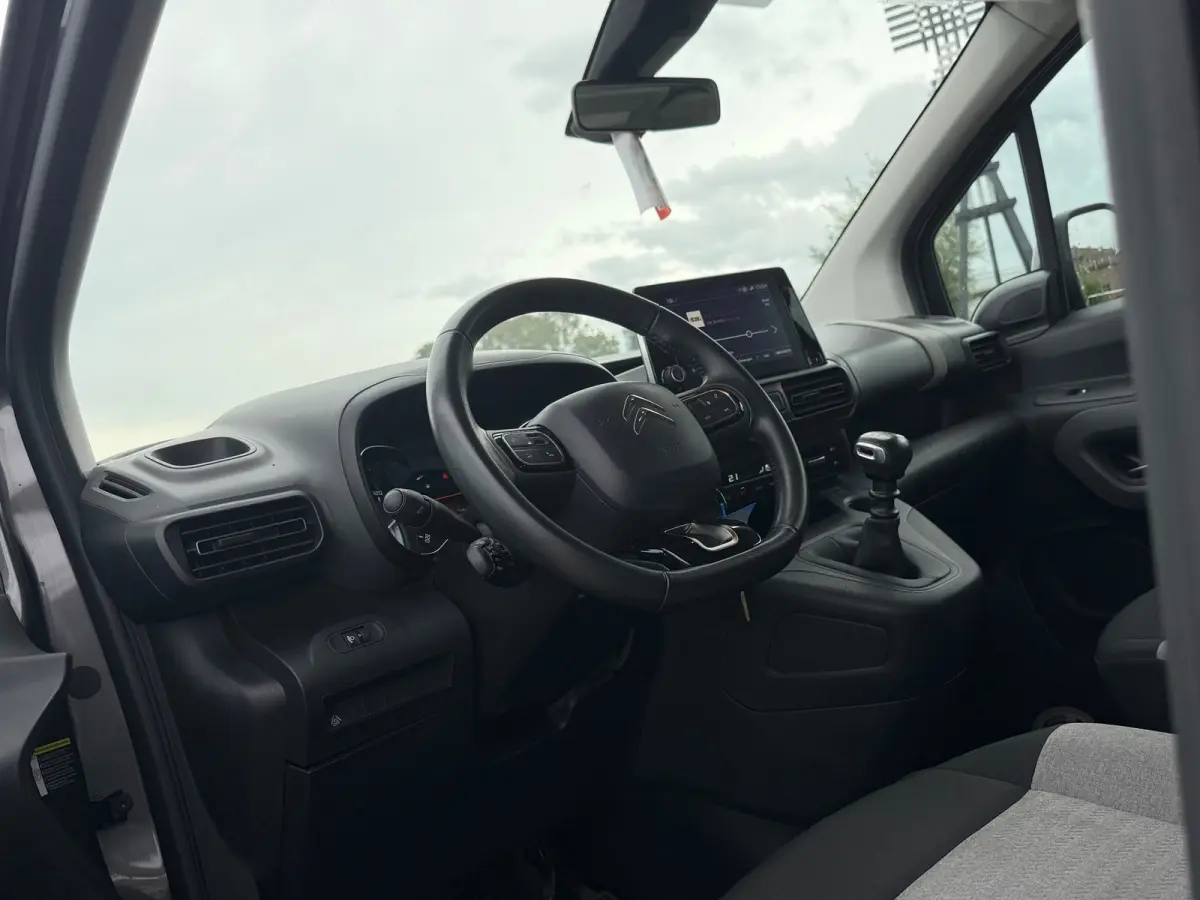 1.2 PureTech Feel Pack - Gris Platinium - Navigatie/Carplay/Clima/Cruise