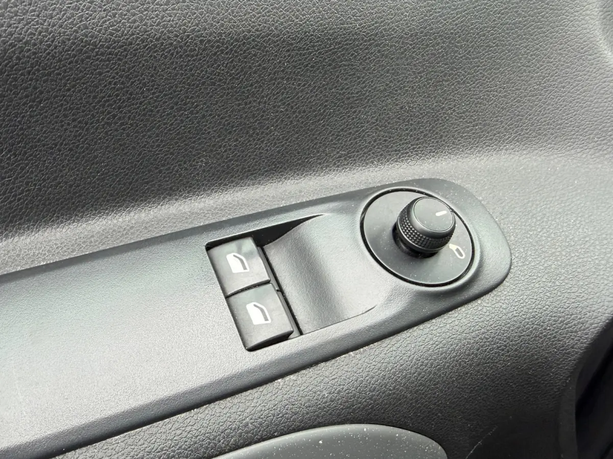 1.2 PureTech Feel Pack - Gris Platinium - Navigatie/Carplay/Clima/Cruise