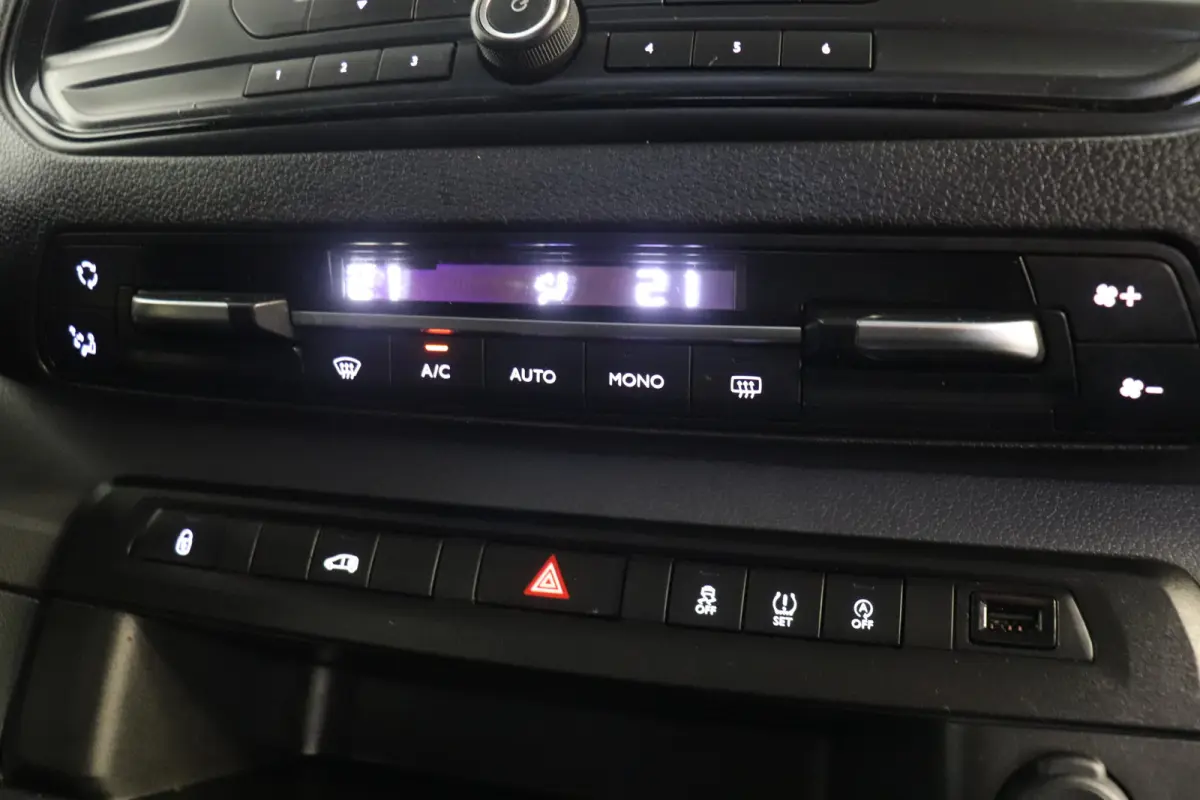 2.0 BlueHDI 122PK L3 EURO 6 - A/C Climate - Cruise - PDC - € 10.950,- Excl.