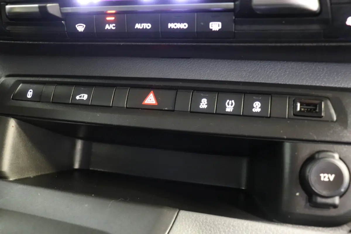 2.0 BlueHDI 122PK L3 EURO 6 - A/C Climate - Cruise - PDC - € 10.950,- Excl.