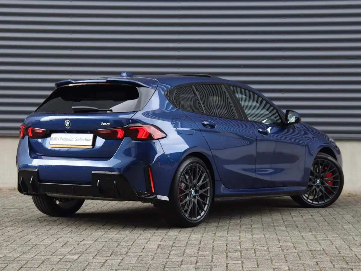 5-deurs 120 | M Sportpakket Pro | Panodak | Individual Lak | Elektr. Stoelen | Harman Kardon | Driving Assistant Plus | M Sportstoelen | Comfort Access | 19'' LMV