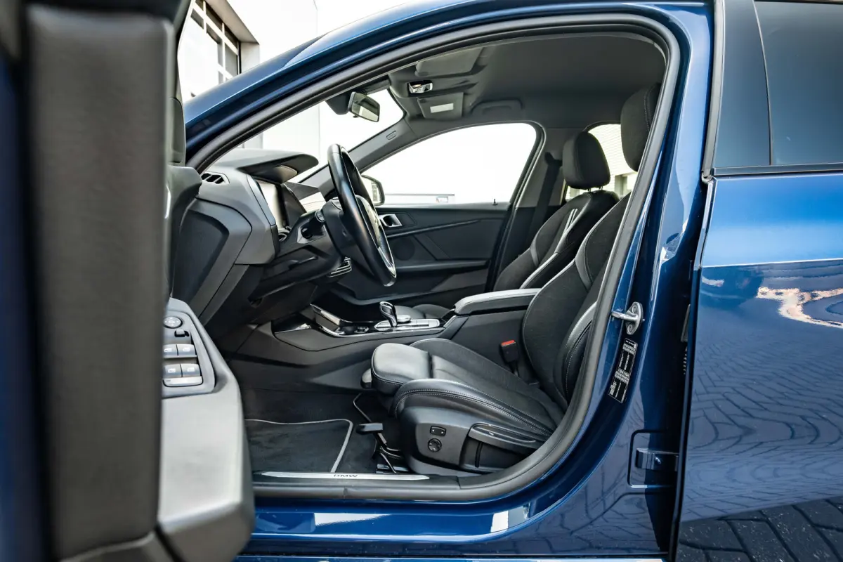 118i Automaat | Camera | Stoelverwarming l Cruise control | Navigatie | 17" LMV l Digital Dash l Full LED l