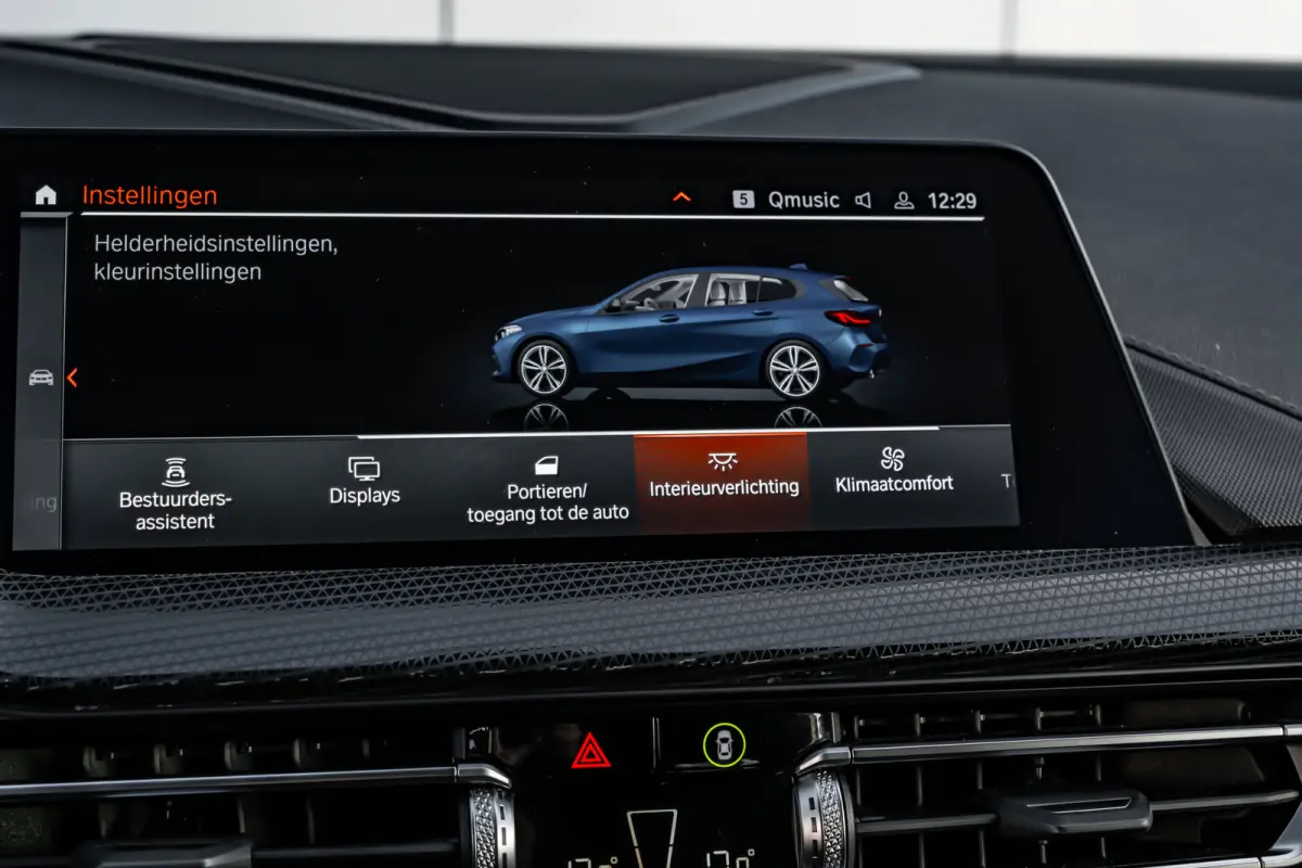 118i Automaat | Camera | Stoelverwarming l Cruise control | Navigatie | 17" LMV l Digital Dash l Full LED l