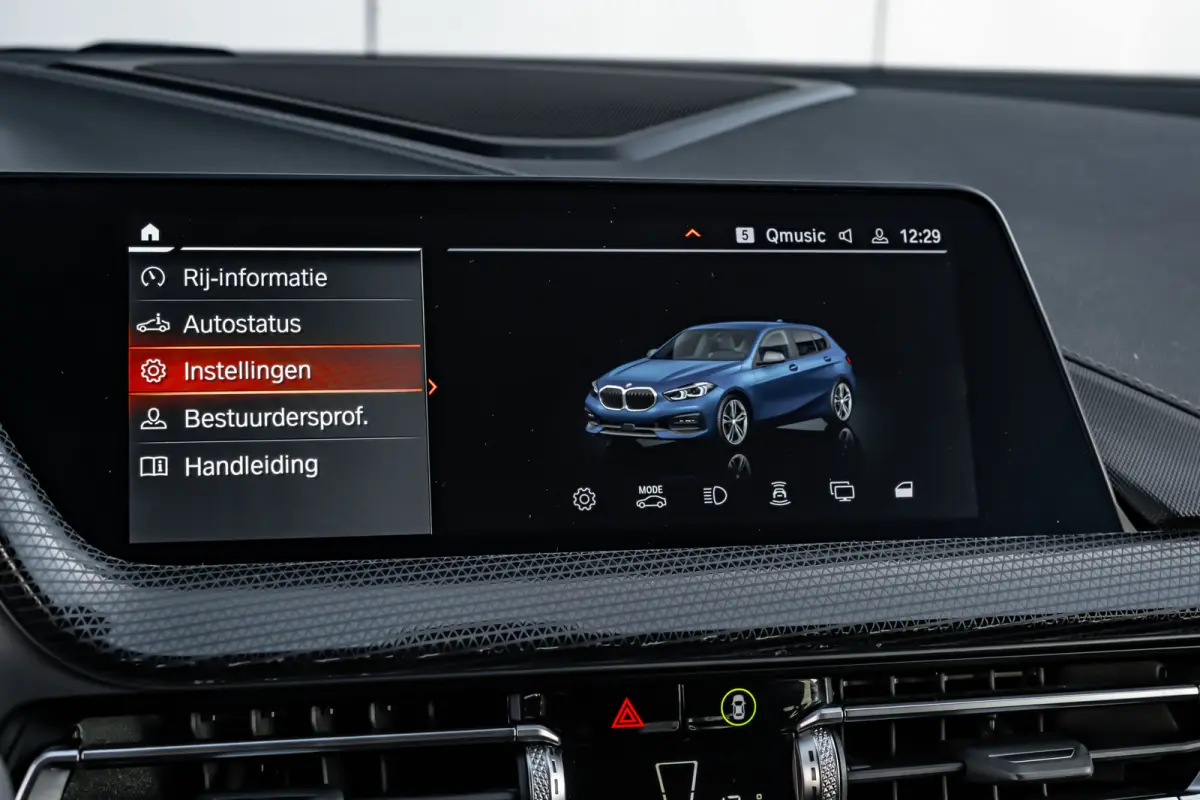 118i Automaat | Camera | Stoelverwarming l Cruise control | Navigatie | 17" LMV l Digital Dash l Full LED l