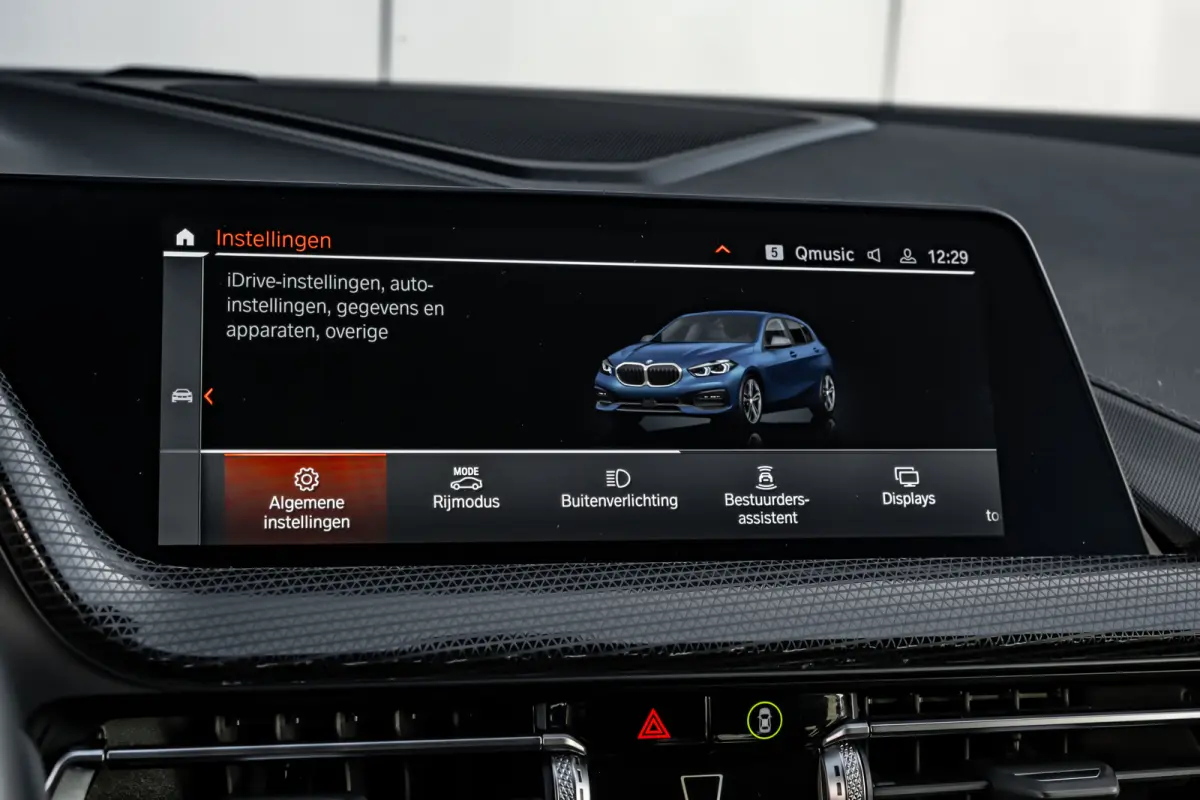 118i Automaat | Camera | Stoelverwarming l Cruise control | Navigatie | 17" LMV l Digital Dash l Full LED l