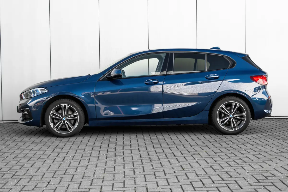 118i Automaat | Camera | Stoelverwarming l Cruise control | Navigatie | 17" LMV l Digital Dash l Full LED l