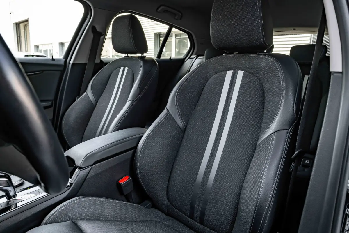 118i Automaat | Camera | Stoelverwarming l Cruise control | Navigatie | 17" LMV l Digital Dash l Full LED l