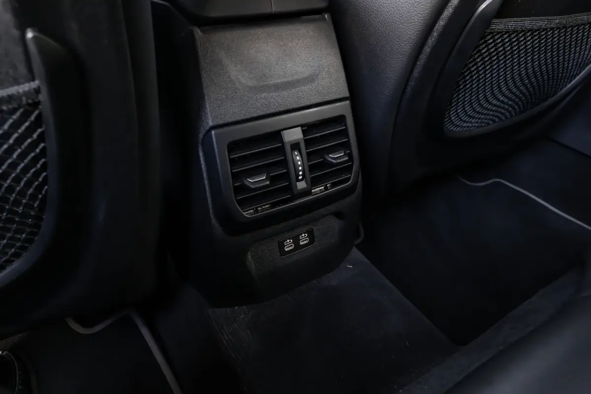 118i Automaat | Camera | Stoelverwarming l Cruise control | Navigatie | 17" LMV l Digital Dash l Full LED l