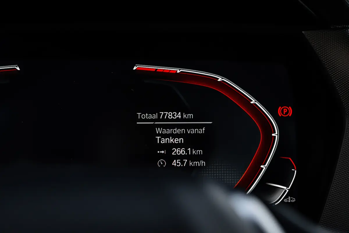 118i Automaat | Camera | Stoelverwarming l Cruise control | Navigatie | 17" LMV l Digital Dash l Full LED l