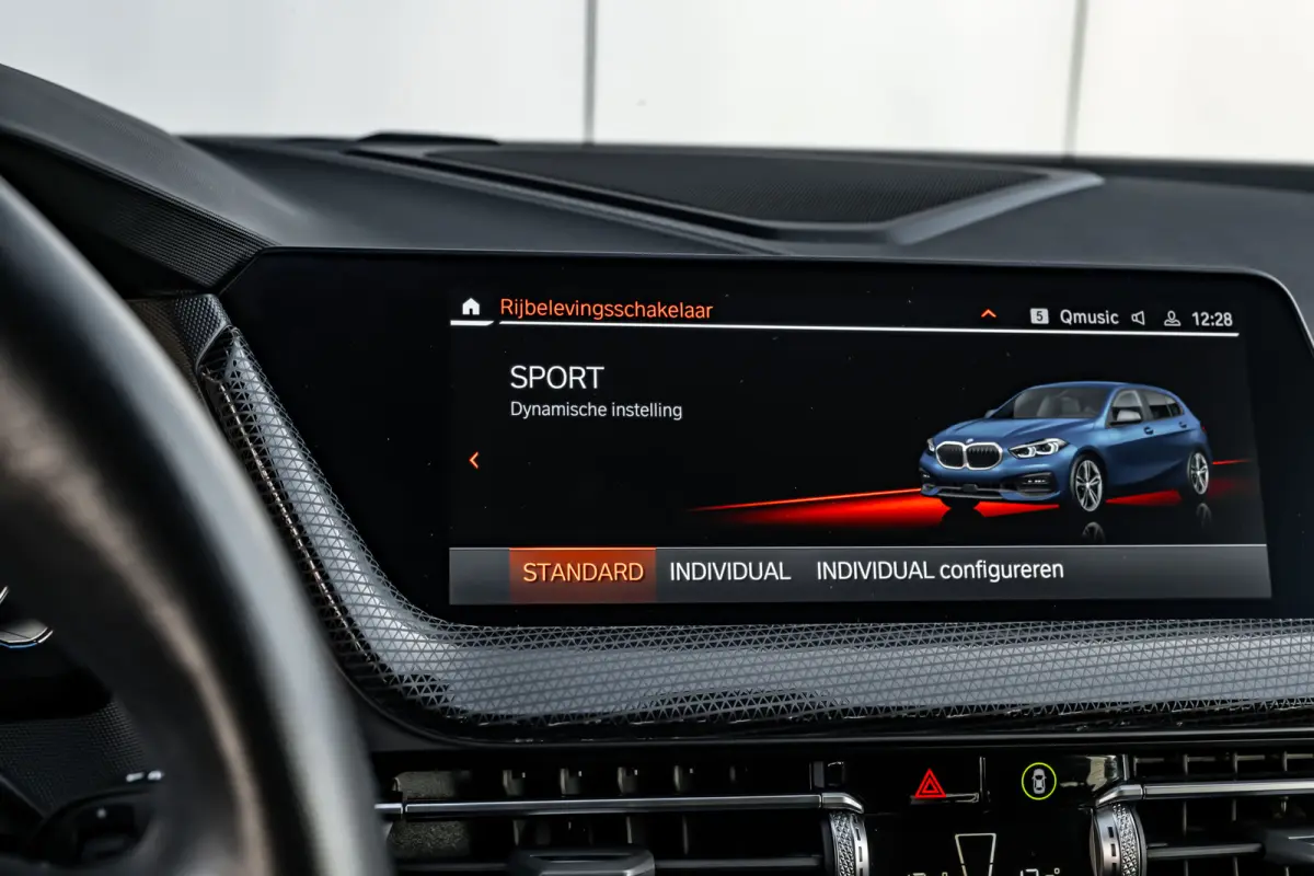 118i Automaat | Camera | Stoelverwarming l Cruise control | Navigatie | 17" LMV l Digital Dash l Full LED l