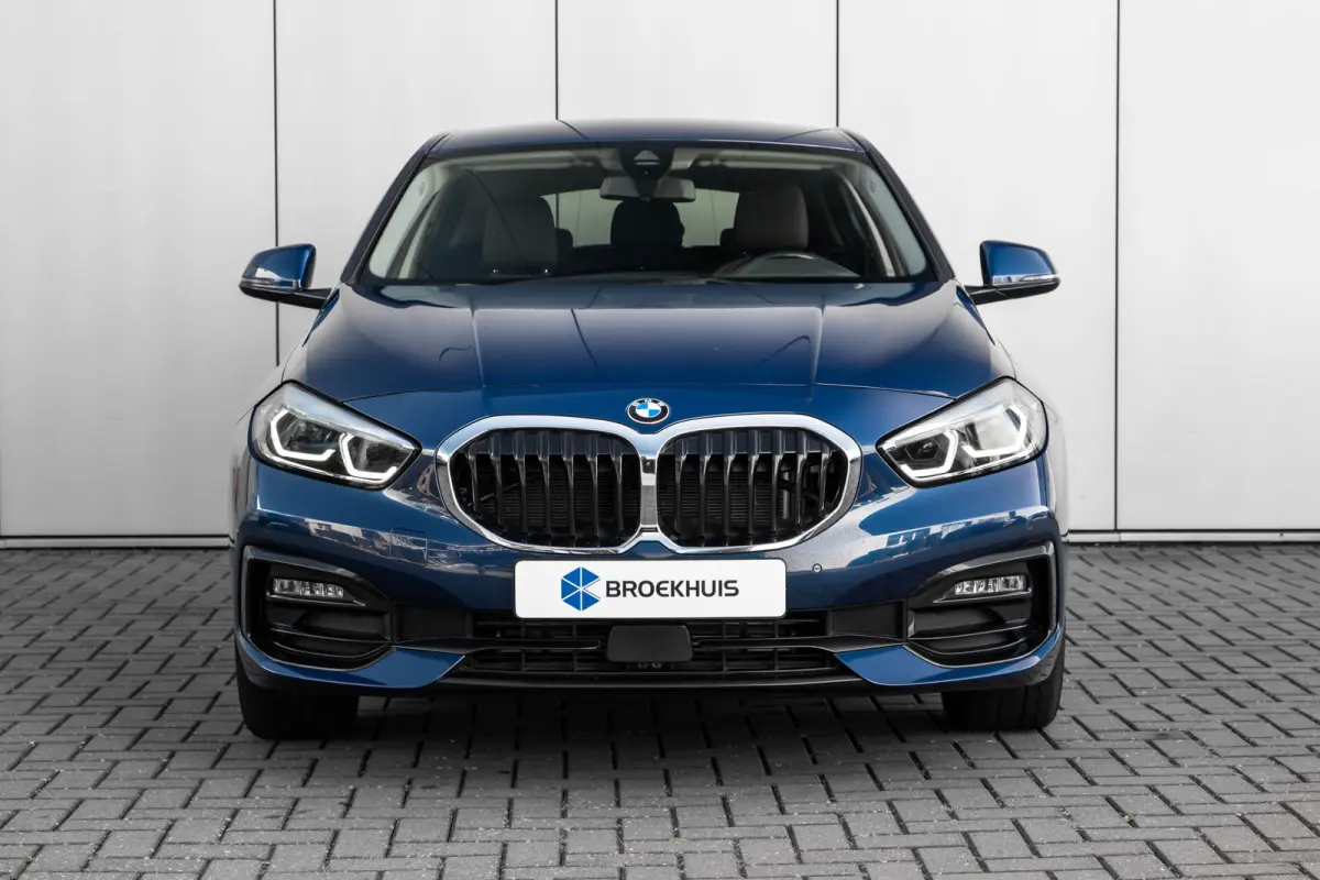 118i Automaat | Camera | Stoelverwarming l Cruise control | Navigatie | 17" LMV l Digital Dash l Full LED l