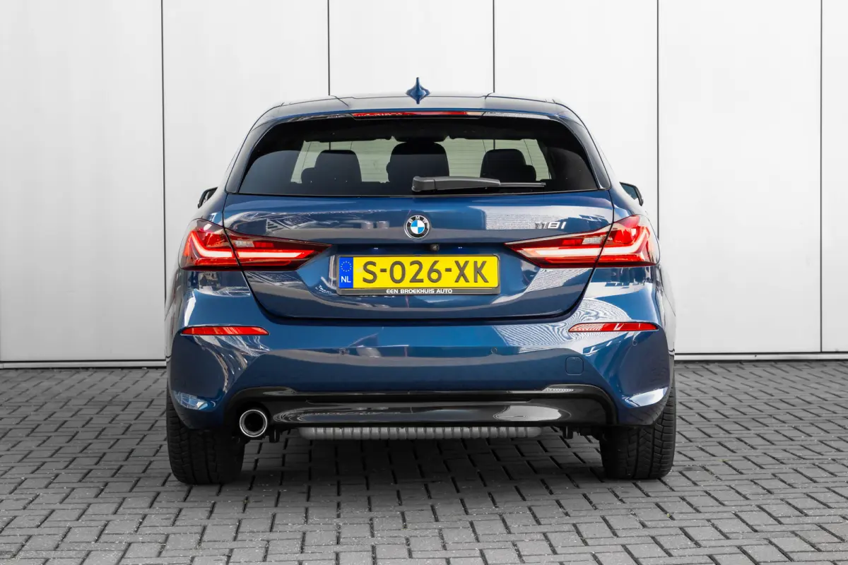 118i Automaat | Camera | Stoelverwarming l Cruise control | Navigatie | 17" LMV l Digital Dash l Full LED l