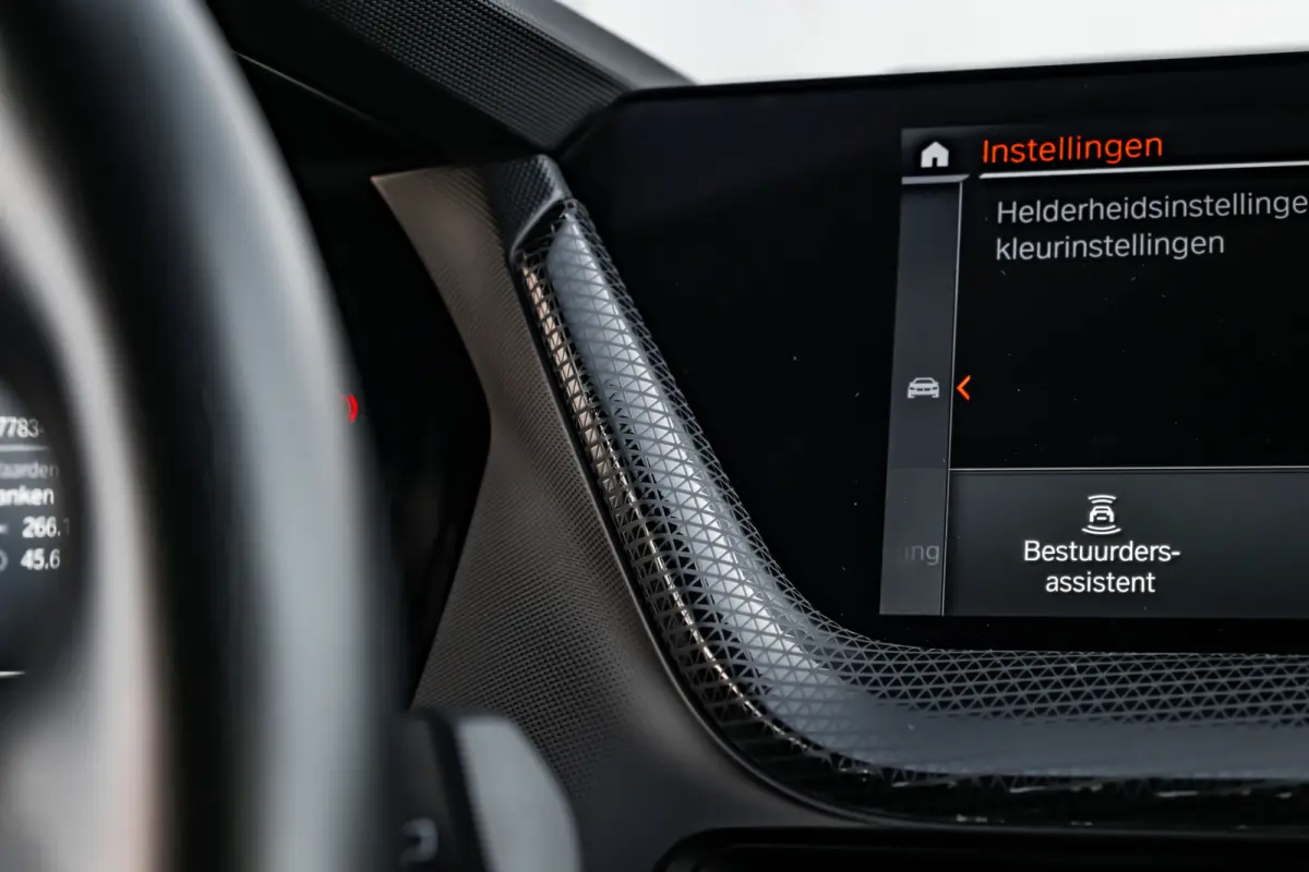 118i Automaat | Camera | Stoelverwarming l Cruise control | Navigatie | 17" LMV l Digital Dash l Full LED l