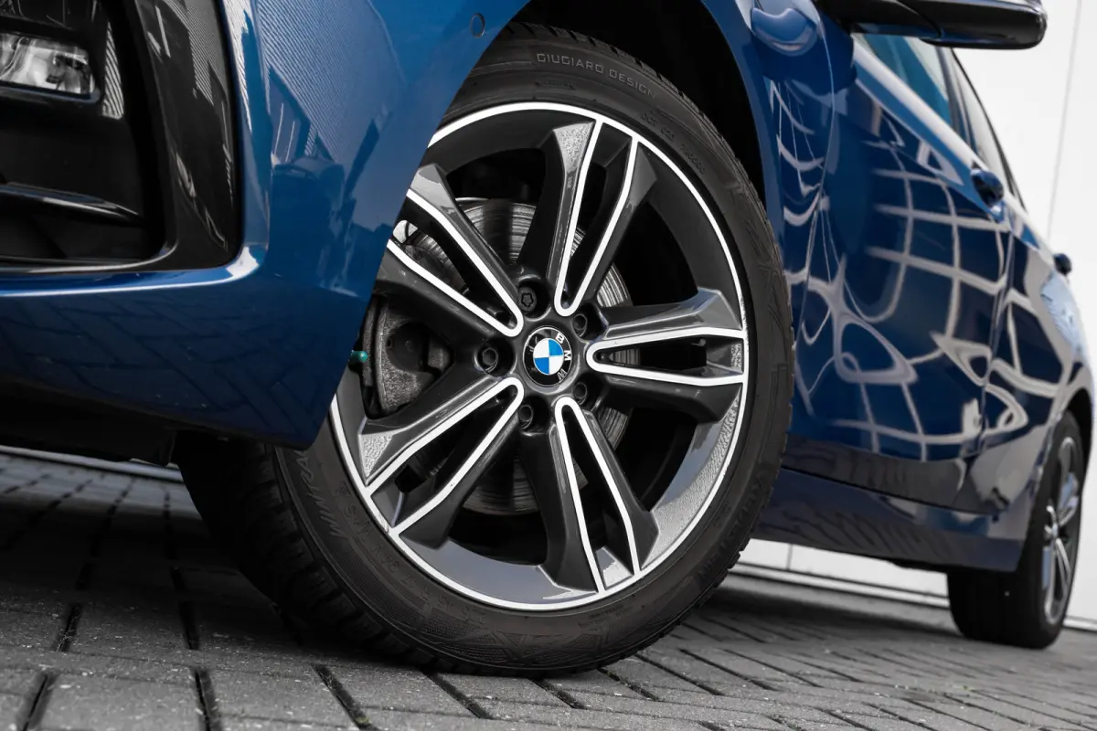 118i Automaat | Camera | Stoelverwarming l Cruise control | Navigatie | 17" LMV l Digital Dash l Full LED l
