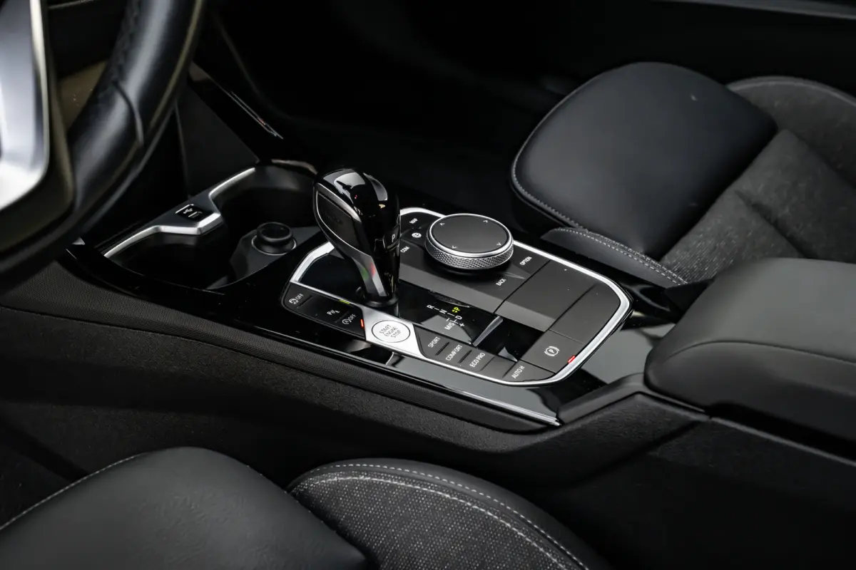 118i Automaat | Camera | Stoelverwarming l Cruise control | Navigatie | 17" LMV l Digital Dash l Full LED l
