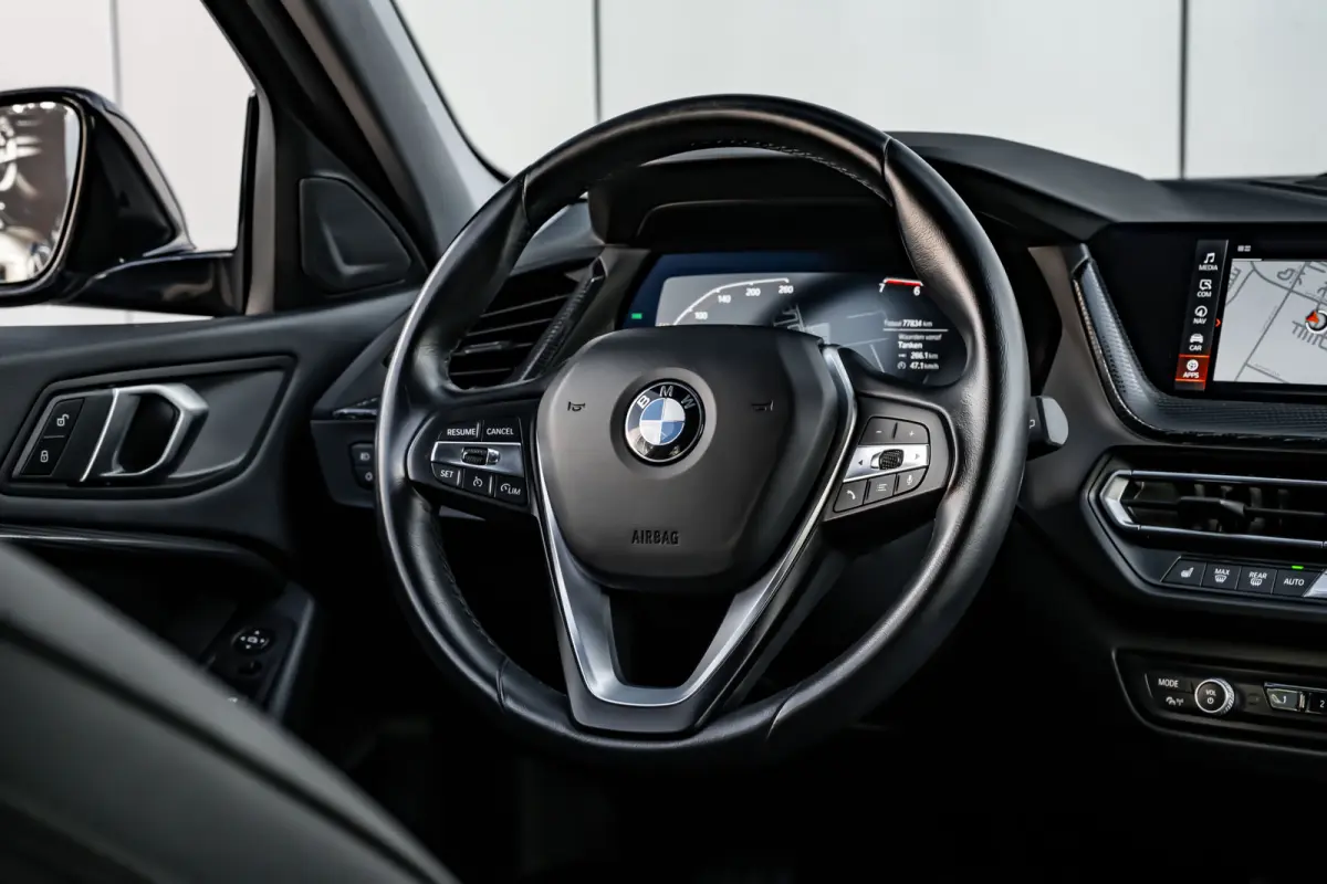 118i Automaat | Camera | Stoelverwarming l Cruise control | Navigatie | 17" LMV l Digital Dash l Full LED l