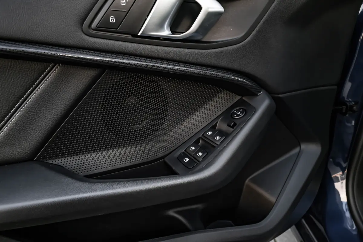 118i Automaat | Camera | Stoelverwarming l Cruise control | Navigatie | 17" LMV l Digital Dash l Full LED l