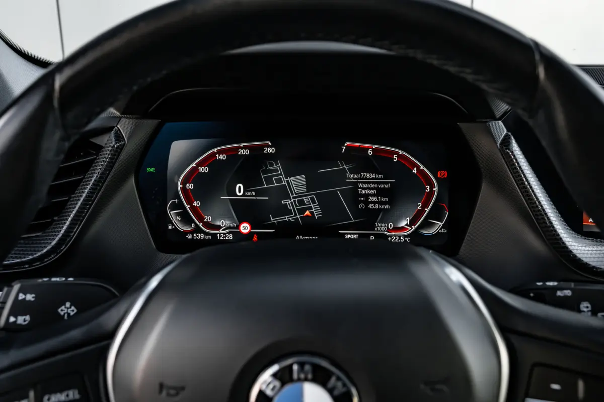 118i Automaat | Camera | Stoelverwarming l Cruise control | Navigatie | 17" LMV l Digital Dash l Full LED l