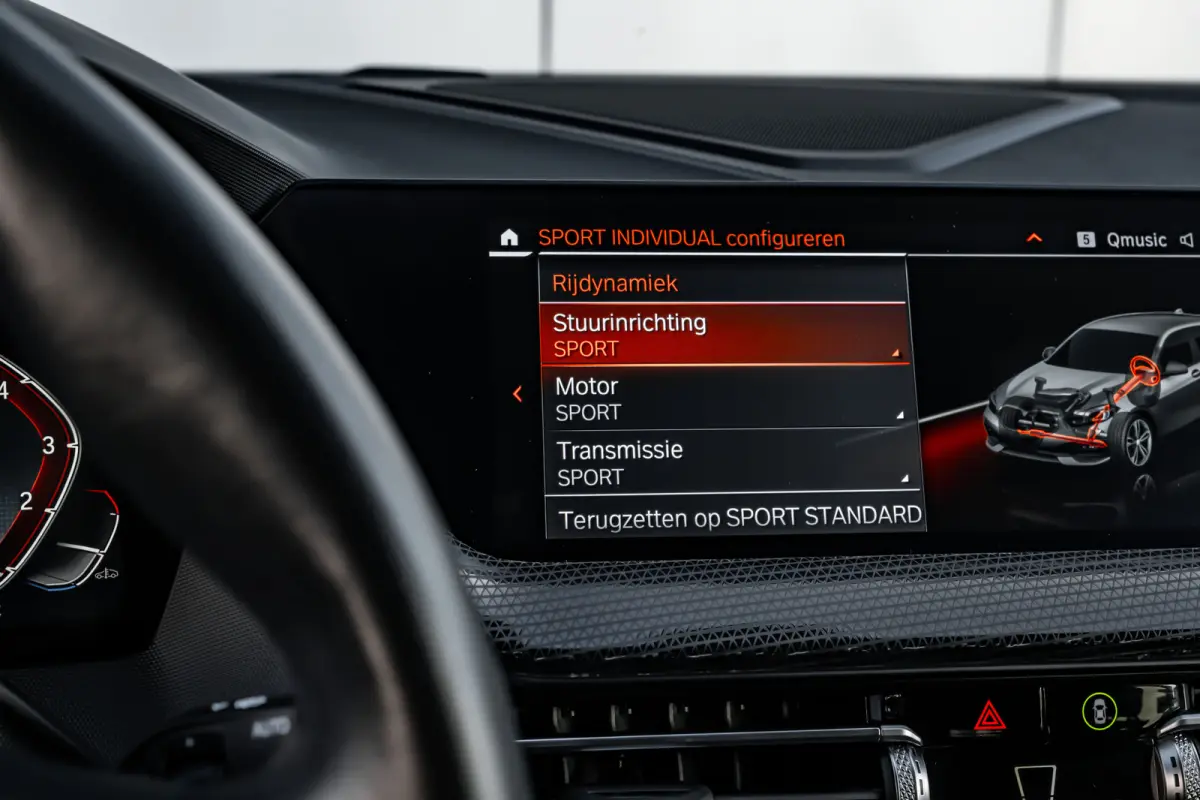 118i Automaat | Camera | Stoelverwarming l Cruise control | Navigatie | 17" LMV l Digital Dash l Full LED l